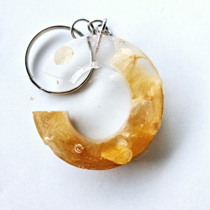 Brelok literka C bursztynowa z płatkami hortensji