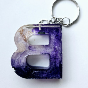 Brelok literka B galaxy fioletowa z bielą i hortensją