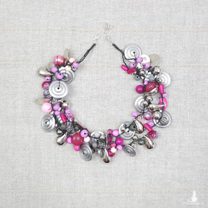 6379 szary, srebrny, różowy naszyjnik; kolia