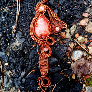 Zawieszka z kości bawolej z kwarcami wiśniowymi i rubelitami w oprawie miedzianej