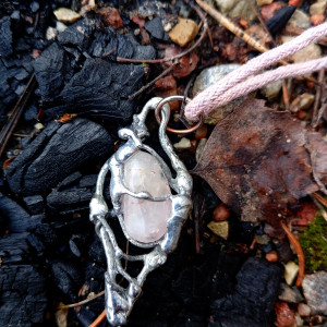 Naszyjnik z kwarcem różowym w oprawie cynowej