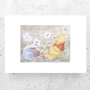 bajkowy plakat A4, kolorowy plakat dla dzieci, Kubuś Puchatek plakat 21x30, plakat z Kubusiem Puchatkiem, fajny plakat do dziecięcego pokoju, miś plakat na ścianę, obrazek z Puchatkiem