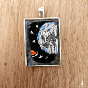 Recznie haftowany wisior księżyc i Saturn kosmos