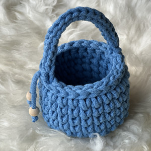 Koszyczek recznie robiony ze sznurka bawełnianego w kolorze niebieskim.