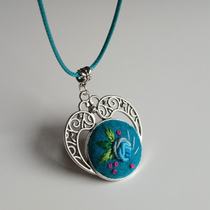 Ręcznie haftowany wisior FERNANDA