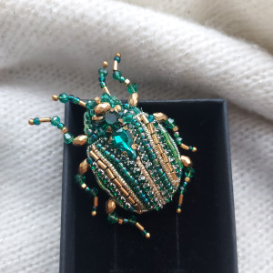 Broszka wiosenny żuczek