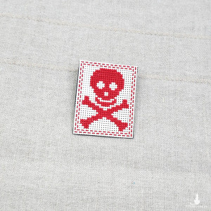 6226 haftowana broszka, przypinka - czaszka; haft krzyżykowy