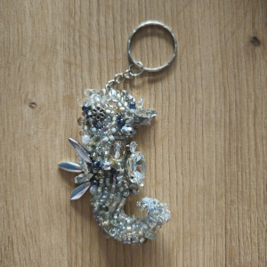 Brelok z haftu koralikowego konik morski srebrny