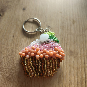 Brelok z haftu koralikowego mufinka ciasteczko