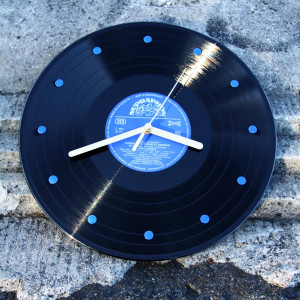 Muzyczny zegar ścienny winyl ze złotymi wskazówkami, prawdziwa płyta winylowa