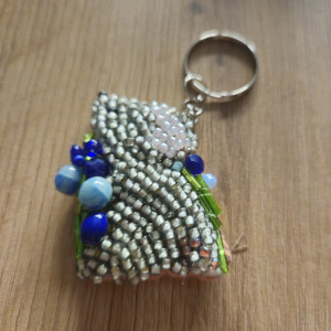 Brelok z haftu koralikowego myszka w niezapominajkach