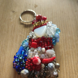 Brelok z haftu koralikowego latarnia morska