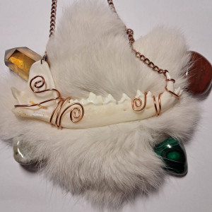 naszyjnik z żuchwą lisa z drutem