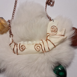 naszyjnik z żuchwy szopa i drutu