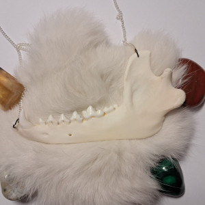 naszyjnik z żuchwą jenota