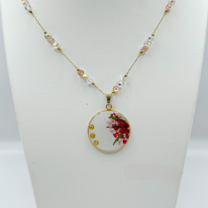 Naszyjnik z kwiatami na ozdobnym łańcuszku