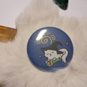 przypinka z kotem czarownicą białym