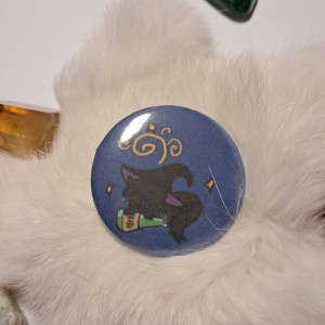 przypinka z kotem czarownicą czarnym