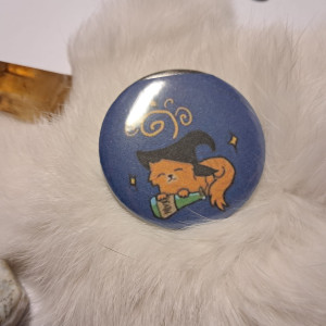 przypinka z kotem czarownicą rudym