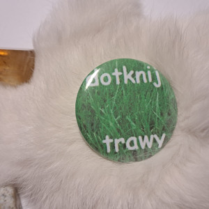 przypinka "dotknij trawy"