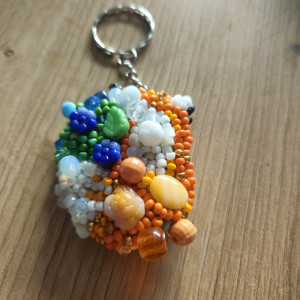 Brelok z haftu koralikowego lisek w niezapominakach