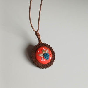 Ręcznie haftowany wisior  DELIOS