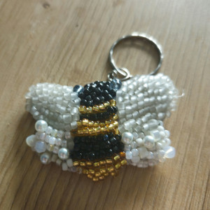 Brelok z haftu koralikowego pszczoła