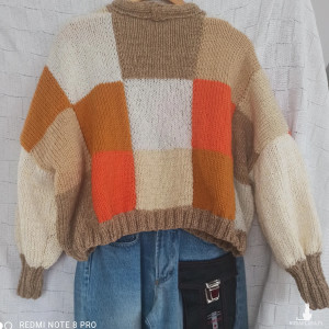 Kardigan oversize kolorowy krótki w kratkę zapinany wkolorach beżu, musztardy, pomarańczy, bieli i ecru