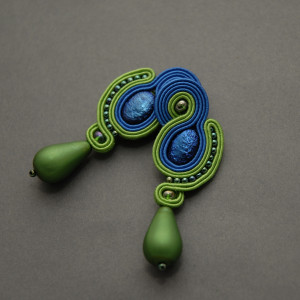 kobaltowo-zielone kolczyk lub klipsy sutasz