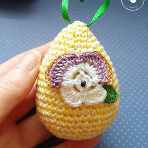 Szydełkowe zawieszki - jajka z wiosennym bratkiem