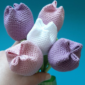 Szydełkowy bukiet z tulipanów