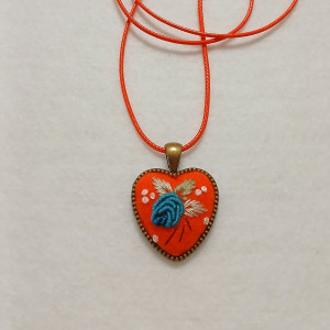 Ręcznie haftowany wisior  DEVA