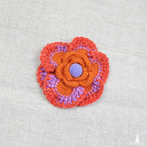 6549 szydełkowa broszka, kolorowa, przestrzenna; kwiat; pomarańczowa, fioletowa