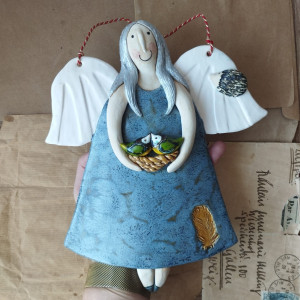 Aniołek z ptasim gniazdem i jeżykiem