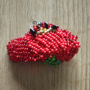 Broszka z haftu koralikowego mak profil maku