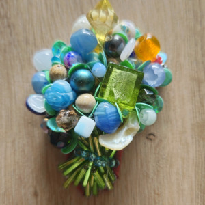 Broszka z haftu koralikowego bukiet bukiecik kolorowych kwiatów