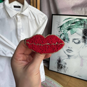 Broszka czerwone usta