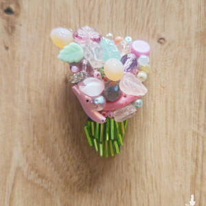 Broszka z haftu koralikowego bukiet bukiecik kolorowych kwiatów