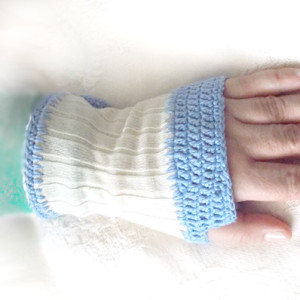 kremowo niebieskie mitenki, pastelowe mitenki, lekkie mitenki na ręce, jasne rękawiczki mitenki, prezent dla dziewczyny, prezent dla kobiety