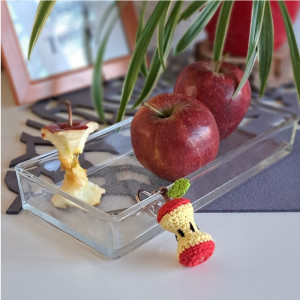 Brelok na szydełku Ogryzek czerwonego jabłka - pomysł na śmieszny prezent