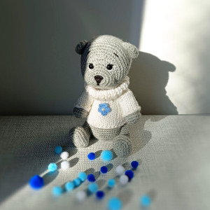 Szydełkowy miś w sweterku z kwiatuszkiem