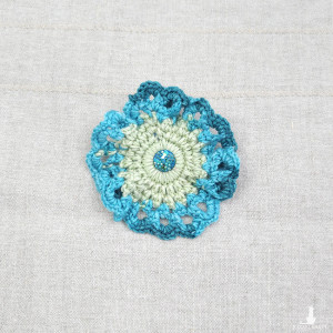 6552 szydełkowa broszka, kolorowa, przestrzenna; kwiat; zielona, miętowa, niebieska