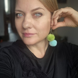 Kolczyki z pomponami