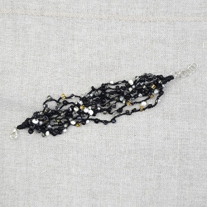 5901 delikatna bransoletka szydełkowa; czarno-biało-złota bransoletka