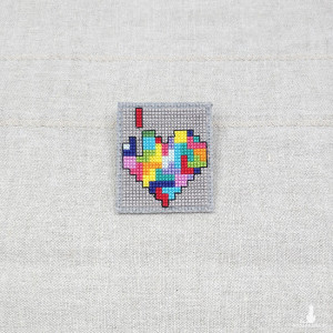 6255 haftowana broszka, przypinka; kolorowa, tęczowa; serce tetris