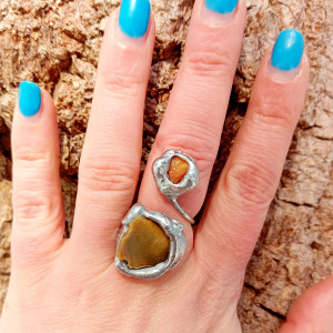 Pierścionek z bursztynem i brązowym krzemieniem, regulowany, oprawa cynowa