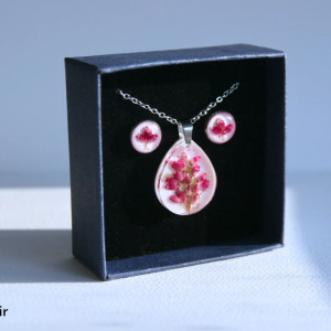 Zestaw biżuterii z żywicy z kwiatkami wrzośca na białym tle