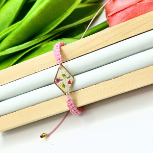 Makramowa bransoletka na różowym sznurku