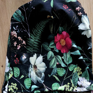 Czapka w kwiaty i liście dzika róża