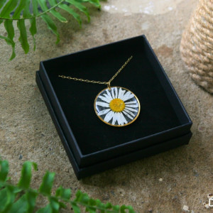 Medalion stokrotka w złotej ramce, stal chirurgiczna i żywica